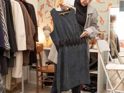 Qualche tempo dopo per� una designer, Federica Centore, not� l�abito e lo selezion� fra i capi da modificare in occasione di un laboratorio che avrebbe tenuto in una scuola di moda�. 
Cos� il vestito, in origine semplice e casual, fu trasformato in un abito da sera...